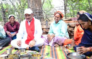 निर्माण स्थल पर मुख्यमंत्री का श्रमदान: श्रमिक बहनों के साथ की ईंट जोड़ाई