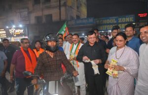 भाजपा के ऐतिहासिक जीत पर कोरबा में हर्ष , उद्योग मंत्री श्री लखन लाल देवांगन के साथ वरिष्ठ पदाधिकारियों एवं कार्यकर्ताओ ने झालमुड़ी और मिठाई बांटकर मनाया जीत का जश्न