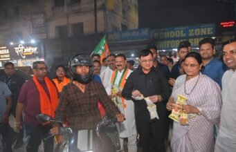 भाजपा के ऐतिहासिक जीत पर कोरबा में हर्ष , उद्योग मंत्री श्री लखन लाल देवांगन के साथ वरिष्ठ पदाधिकारियों एवं कार्यकर्ताओ ने झालमुड़ी और मिठाई बांटकर मनाया जीत का जश्न