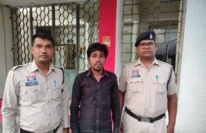 यातायात जांजगीर पुलिस की सक्रियता से टली बड़ी घटना, हाइवे रोड सारागाव में लोहे का धारदार कत्तानुमा हत्यार के साथ युवक को पकड़ा