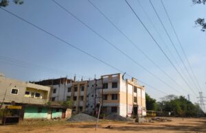 क्या किसी बड़े हादसे का है कोरबा को इंतज़ार : हाईटेंशन लाइन के नीचे चल रहा करियर पब्लिक स्कूल, बच्चों की सुरक्षा पर खतरा… जमीन और अनुमति पर भी उठे गंभीर सवाल