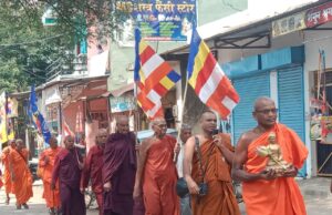 गांव में बौद्ध भिखक्षुओं ने धम्म रैली निकालकर भगवान बुद्ध के संदेश दिए ….