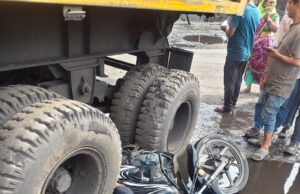 कुसमुंडा में सड़क का गड्ढा बना काल, SECL कर्मी की ट्रेलर से कुचलकर मौत, हादसे के बाद स्थानीय लोगों में आक्रोश, सड़क मरम्मत की मांग