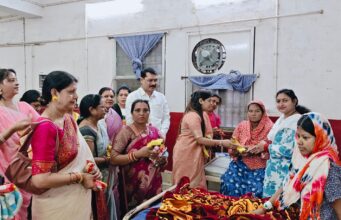 मातृ दिवस पर सेवा का संकल्प: जिला अस्पताल में भाजपा महिला मोर्चा ने बांटे फल, मरीजों के चेहरों पर आई मुस्कान