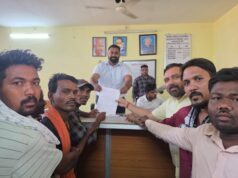 एक साल बाद भी मुआवजा नहीं मिला अब सुशाशन तिहार का विरोध होगा पूर्व जनपद अध्यक्ष संदीप शुक्ला ने ग्रामीणों के साथ सौंपा ज्ञापन