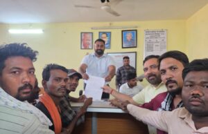 एक साल बाद भी मुआवजा नहीं मिला अब सुशाशन तिहार का विरोध होगा पूर्व जनपद अध्यक्ष संदीप शुक्ला ने ग्रामीणों के साथ सौंपा ज्ञापन