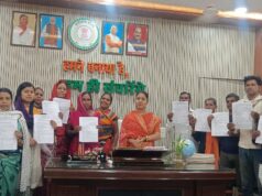 बांकीमोंगरा पालिका अध्यक्ष श्रीमती सोनी विकास झा ने 17 परिवारों को सौंपा उनके सपनों के घर का स्वीकृति पत्र।