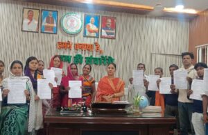 बांकीमोंगरा पालिका अध्यक्ष श्रीमती सोनी विकास झा ने 17 परिवारों को सौंपा उनके सपनों के घर का स्वीकृति पत्र।