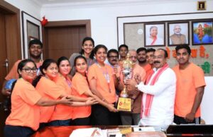 उप मुख्यमंत्री श्री अरुण साव से फेडरेशन कप मिक्स्ड नेटबॉल चैंपियनशिप में रजत पदक जीतने वाले खिलाड़ियों ने की मुलाकात