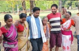 आठ आदिवासी परिवार लौट आए मूल धर्म में, ईलाज के नाम पर हुआ था ब्रेनवाश