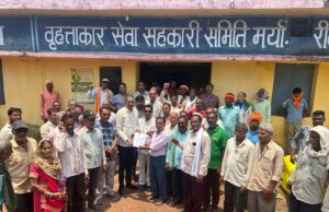 खाद कटौती के विरोध में किसानों का रीवा में शांतिपूर्ण धरना, पूर्ववत उर्वरक वितरण की मांग