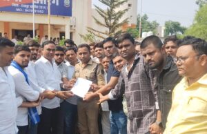 कथित गौ सेवक द्वारा मारपीट करने से नाराज सतनामी समाज के लोगों ने घेरा आरंग पुलिस थाना