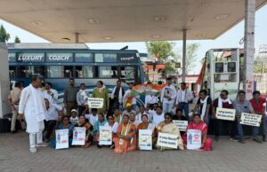 “डीजल-पेट्रोल की बढ़ती कीमतों पर कांग्रेस का हल्ला बोल, पेट्रोल पंप पर जमकर प्रदर्शन”