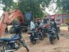 घटई में अवैध रेत उत्खनन के खिलाफ ग्रामीणों का प्रदर्शन, 33 हाइवा और एक पोकलेन मशीन पर कार्रवाई