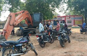 घटई में अवैध रेत उत्खनन के खिलाफ ग्रामीणों का प्रदर्शन, 33 हाइवा और एक पोकलेन मशीन पर कार्रवाई