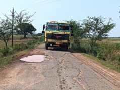 रेत माफियाओं और लोहा चोरों के वाहनों ने निकाला सड़क का कचूमर