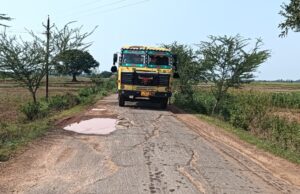 रेत माफियाओं और लोहा चोरों के वाहनों ने निकाला सड़क का कचूमर