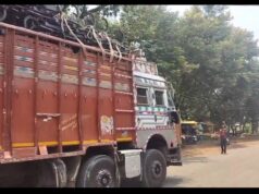 सड़क पर झूलती मौत, लोक निर्माण और विद्युत विभाग बने हुए हैं बेपरवाह