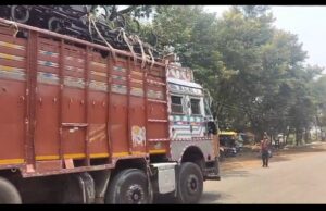 सड़क पर झूलती मौत, लोक निर्माण और विद्युत विभाग बने हुए हैं बेपरवाह