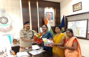 पुलिस अधीक्षक विजय कुमार पाण्डेय के जांजगीर-चांपा आगमन पर महिलाओं ने किया भव्य स्वागत