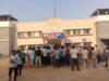 कोमाखान: गंभीर मारपीट के शिकार चितरंजन पटेल ने अस्पताल में तोड़ा दम, न्याय के लिए कोमाखान थाने में उमड़ा पूरा गांव, रोती मां बोली– “मुझे इंसाफ चाहिए”