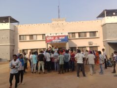 कोमाखान: गंभीर मारपीट के शिकार चितरंजन पटेल ने अस्पताल में तोड़ा दम, न्याय के लिए कोमाखान थाने में उमड़ा पूरा गांव, रोती मां बोली– “मुझे इंसाफ चाहिए”
