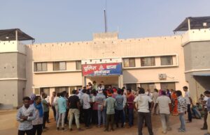 कोमाखान: गंभीर मारपीट के शिकार चितरंजन पटेल ने अस्पताल में तोड़ा दम, न्याय के लिए कोमाखान थाने में उमड़ा पूरा गांव, रोती मां बोली– “मुझे इंसाफ चाहिए”