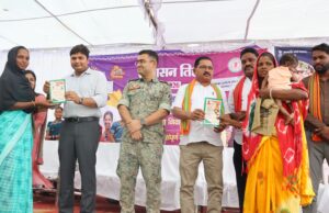 समाधान शिविर में पुनर्वासित युवाओं और ग्रामीणों को मिला योजनाओं का लाभ
