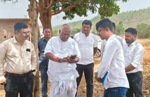 सांसद चिंतामणि महाराज पहुंचे खैराडीह, दो वर्षों से सड़क निर्माण प्रारंभ नहीं होने पर अधिकारियों को लगाई फटकार