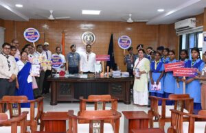 भारत स्काउट -गाइड टीम ने कलेक्टर से की मुलाकात माहवारी स्वच्छता जागरूकता कार्यक्रम के बारे में दी जानकारी