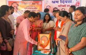 याद किए गए बनवारी लाल, जन्म जयंती पर झुग्गी झोपड़ी प्रकोष्ठ द्वारा जिला अस्पताल में मरीजों को किया गया फल वितरण
