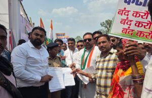सुशाशन शिविर के सामने ढ़ोल नगाड़ा बजा कर विरोध प्रदर्शन: बिना मांगे शराब दुकान खोला जा रहा और मांगने के बाद भी कॉलेज नहीं खुल रहा शुक्ला