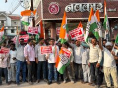 सोने की खरीदी पर रोक के आह्वान के विरोध में आरंग में कांग्रेस का सांकेतिक प्रदर्शन