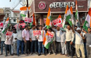 सोने की खरीदी पर रोक के आह्वान के विरोध में आरंग में कांग्रेस का सांकेतिक प्रदर्शन