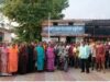 प्रधानमंत्री आवास को लेकर ग्राम वासियों ने पंचायत में किया धरना प्रदर्शन व घेराव