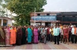 प्रधानमंत्री आवास को लेकर ग्राम वासियों ने पंचायत में किया धरना प्रदर्शन व घेराव