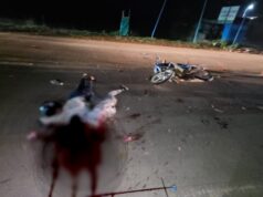 एनएच-43 पर मौत का कहर: तेज रफ्तार पिकअप की टक्कर के बाद ट्रक ने दो युवकों को कुचला, मौके पर मौत, एक गंभीर