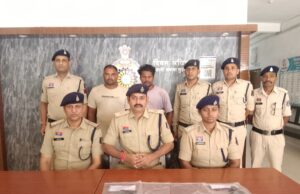 रिश्तेदारों को समझाने पहुंचे परिजनों पर फायरिंग: देशी रिवाल्वर और कट्टे के साथ दो आरोपी गिरफ्तार
