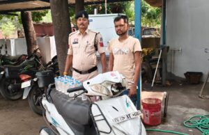 मानिकपुर पुलिस की कार्रवाई : एक्टिवा में शराब रखकर बिक्री करने ले जा रहे युवक को पकड़ा, 21 पाव देशी शराब जब्त