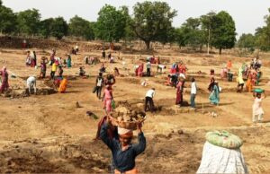 मनरेगा से संवर रहे गांव, रोजगार के साथ मजबूत हो रही जल संरक्षण संचय 47 हजार से अधिक ग्रामीणों को प्रतिदिन मिल रहा रोजगार, जल संरक्षण कार्यों से बदल रही गांवों की तस्वीर