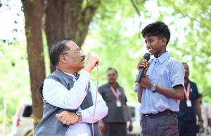 कभी गोलियों की गूंज, अब बच्चों के सपनों की आवाज कोण्डापल्ली के स्कूल पहुंचे मुख्यमंत्री, नन्हे छात्र ने कहा— “बड़ा होकर डॉक्टर बनूंगा”