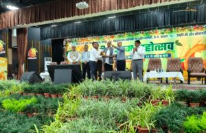 राष्ट्रीय आम महोत्सव कार्यक्रम में बीजापुर के किसान को आम के विशिष्ट किस्म हाथीझूल के लिए मिला प्रथम पुरस्कार
