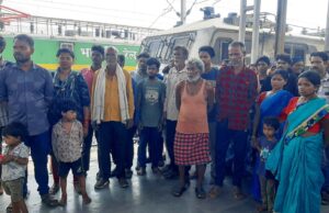 मुक्त कराए गए श्रमिकों की सकुशल वापसी बिलासपुर स्टेशन पहुंचकर अधिकारियों ने जाना हालचाल, बसों से गृह ग्राम के लिए किया रवाना
