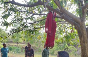 महिला पंच का फांसी के फंदे पर झूलता मिला शव क्षेत्र में फैली सनसनी सूचना पर पहुंची पुलिस।