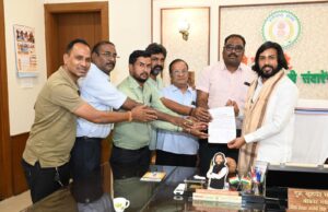 बस स्टैंड कॉम्प्लेक्स को लेकर व्यापारियों ने सौंपा ज्ञापन, यथावत रखने की रखी मांग