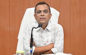 कलेक्टर ने साप्ताहिक समय-सीमा बैठक में खरीफ, शिक्षा, वृक्षारोपण एवं योजनाओं के क्रियान्वयन की समीक्षा की