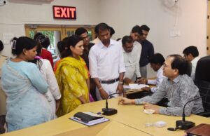 कलेक्टर ने जनदर्शन में सुनी लोगों की समस्याएं अधिकारियों को दिए त्वरित निराकरण के निर्देश