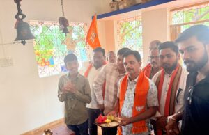 पी.एम.नरेंद्र मोदी के दीर्घायु एवं राष्ट्र समृद्धि की कामना हेतु, करतला शिव मंदिर बुटइचुआ में सामूहिक प्रार्थना एवं हनुमान चालिसा पाठ व आरती