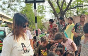 भीषण गर्मी में जरूरतमंदों का सहारा बनी कनिष्का फाउंडेशन, बच्चों को बांटे कपड़े और चप्पल