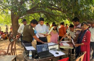 माओवाद के साए से विकास की राह पर बोडगा: पहली बार पहुंचे कलेक्टर और जिला पंचायत सीईओ